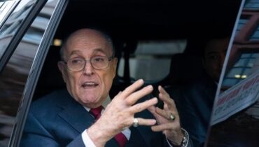 ‘അമേരിക്കയുടെ മേയർ’, ട്രംപിന്റെ അഭിഭാഷകനായിരുന്ന റൂഡി ഗില്ലിയാനിക്ക് വാഹനാപകടത്തിൽ പരിക്ക്