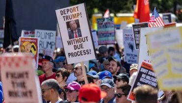 ‘ട്രംപിനെ നാടുകടത്തണം’. ചിക്കാഗോയിൽ ആളിക്കത്തി പ്രതിഷേധം; ഈ നഗരം രാജ്യത്തെ സംരക്ഷിക്കുമെന്ന് മേയർ