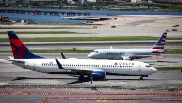 ചാർളി കിർക്കിൻ്റെ മരണത്തെക്കുറിച്ച് മോശം പോസ്റ്റുകൾ; ജീവനക്കാരെ സസ്‌പെൻഡ് ചെയ്ത് പ്രമുഖ വിമാനക്കമ്പനികൾ