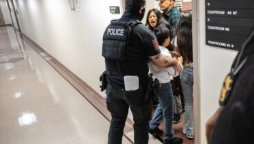 ന്യൂയോർക്ക് കോടതിയിൽ  സ്ത്രീയെ തള്ളിയിട്ട് എമിഗ്രേഷൻ ഉദ്യോഗസ്ഥൻ, പിന്നാലെ നടപടി; ചുമതലകളിൽ നിന്ന് നീക്കം ചെയ്തെന്ന് വിശദീകരണം