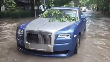 കൊൽക്കത്തയിൽ വെള്ളപ്പൊക്കം: 10 കോടി രൂപ വിലയുള്ള റോൾസ് – റോയിസ് ഗോസ്റ്റ് സീരീസ് 2 വെള്ളത്തിൽ പണിമുടക്കി, മോശം റോഡുകളെ ചർച്ച ചെയ്ത് സോഷ്യൽ മീഡിയ, വീഡിയോ വൈറൽ