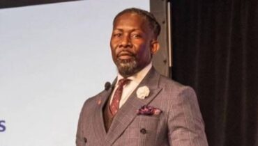 യുഎസ് ഇമിഗ്രേഷൻസ് ആൻഡ് കസ്‌റ്റംസ് എൻഫോഴ്സസ്മെൻ്റിൻ്റെ പിടിയിലായി  ഡെ മോയിൻസ് പബ്ലിക് സ്‌കൂൾസിന്റെ സൂപ്രണ്ട് ഡോ. ഇയാൻ റോബർട്ട്സ്