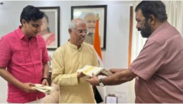 പിണക്കം മാറ്റാൻ മന്ത്രിമാർ, രാജ് ഭവനിൽ നേരിട്ടെത്തി, ഗവർണർക്ക് ഓണക്കോടി സമ്മാനിച്ചു; ഓണം ഘോഷയാത്രക്ക് ക്ഷണിച്ചു, ആർലേക്കർ പങ്കെടുത്തേക്തും