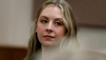 ”ഇനി പഠിപ്പിക്കാനില്ല, ക്ലാസ് മുറിയിലേക്കില്ല, മരിച്ചെന്നാണ് കരുതിയത്”; ആറുവയസുകാരന്റെ തോക്കിനിരയായ അധ്യാപിക കോടതിയില്‍