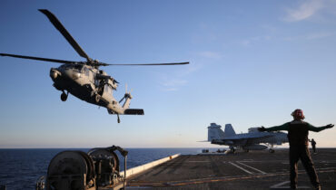 യുഎസ് നേവിയുടെ ഹെലികോപ്റ്ററും ഫൈറ്റര്‍ ജെറ്റും ദക്ഷിണ ചൈനാ കടലില്‍ തകര്‍ന്നുവീണു; 30 മിനുട്ടില്‍ എന്താണ് സംഭവിച്ചത് ? അന്വേഷണം