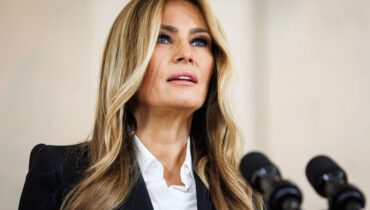 മെലാനിയയുടെ ശ്രമങ്ങളെ പ്രശംസിക്കുന്നുണ്ടോ എന്ന്  റിപ്പോർട്ടറുടെ ചോദ്യം, മറുപടി നൽകാതെ സെലൻസ്കി, തല ചരിച്ച് നിശബ്‍ദമായി തലയാട്ടി