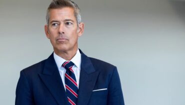 2,000 എയർ ട്രാഫിക് കൺട്രോളർമാരുടെ കുറവ്, വരാൻ പോകുന്ന ഗുരുതര സാഹചര്യം തുറന്ന് പറഞ്ഞ് ഗതാഗത സെക്രട്ടറി; ‘അവധിക്കാല യാത്രയെ ബാധിക്കും’