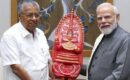 മുഖ്യമന്ത്രി പിണറായി  പ്രധാനമന്ത്രി മോദിക്ക് നൽകിയ സമ്മാനം,  ഭൈരവൻ തെയ്യ ശില്പം! അറിയാം വിശേഷങ്ങൾ
