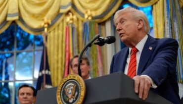 ട്രംപ് ഭരണകൂടത്തിൻ്റെ അടച്ചുപൂട്ടൽ ; സിഡിസി ജീവനക്കാരെ പിരിച്ചുവിട്ടുവെന്ന് റിപ്പോർട്ട്