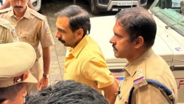 ഉണ്ണികൃഷ്ണന്‍ പോറ്റിയുടെ റിമാൻഡ് റിപ്പോർട്ട് പുറത്ത്, രണ്ട് കിലോ സ്വര്‍ണം കൈക്കലാക്കി; കോടതിയില്‍ നിന്ന് ഇറക്കവെ ചെരുപ്പേറ്