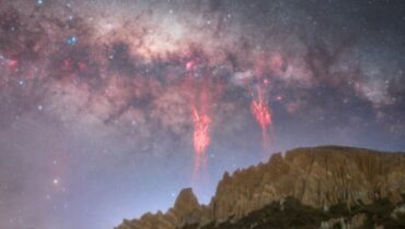 ന്യൂസിലൻഡിൻ്റെ ആകാശത്ത് പ്രകൃതിയുടെ അതിമനോഹര അപൂർവ കാഴ്ച; ചുവന്ന മിന്നൽ പ്രതിഭാസം ദൃശ്യമായി