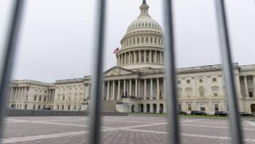 ട്രംപ് ഭരണകൂടത്തിൻ്റെ ഷട്ട്ഡൗൺ: ഫെഡറൽ ജീവനക്കാർക്ക് ശമ്പളം നൽകാനുള്ള റിപ്പബ്ലിക്കൻ ബിൽ  ഡെമോക്രാറ്റുകൾ തടഞ്ഞു