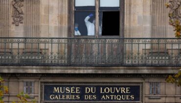 ലൂവ്ര് മോഷണം: അൽജീരിയയിലേക്ക് കടക്കാൻ ശ്രമിക്കുന്നതിനിടെ രണ്ട് ഫ്രഞ്ച് പൗരന്മാരെ പിടികൂടി