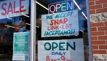 ട്രംപ് ഭരണകൂടത്തിനെതിരെ 25 സംസ്ഥാനങ്ങൾ കോടതിയിൽ; ഭക്ഷണ സഹായം നിർത്തി