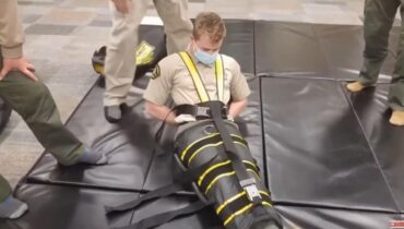 അമേരിക്കയിലെ നാടുകടത്തുന്ന വിമാനങ്ങളിൽ ആളുകൾക്ക് ഫുൾ-ബോഡി റീസ്ട്രെയിന്റ് ഉപയോഗിക്കുന്നതിനെതിരെ സെനറ്റർമാർ രംഗത്ത്