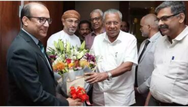 മുഖ്യമന്ത്രി പിണറായിയുടെ ഗൾഫ് സന്ദർശനം തുടരുന്നു, ഒമാനിൽ ഗംഭീര സ്വീകരണം; ’26 വ‌ർഷങ്ങൾക്ക് ശേഷം മസ്കറ്റിലെത്തുന്ന ആദ്യ കേരള മുഖ്യമന്ത്രി’