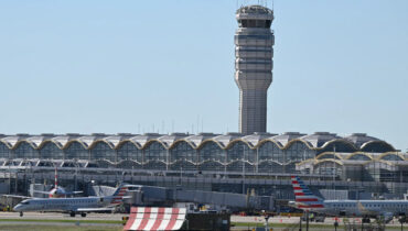 യുഎസ് ഷട്ട്ഡൗണ്‍ : ന്യൂയോര്‍ക്ക്, ഹ്യൂസ്റ്റണ്‍, വാഷിംഗ്ടണ്‍ എന്നിവിടങ്ങളിലടക്കം വിമാനങ്ങള്‍ വൈകുന്നു, പ്രതിസന്ധി രൂക്ഷം