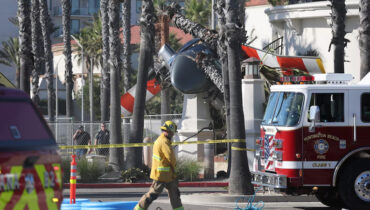കാലിഫോർണിയയിലെ ഹണ്ടിംഗ്ടൺ ബീച്ചിൽ ഹെലികോപ്റ്റർ തകർന്നുവീണു; 5 പേർക്ക് പരുക്ക്