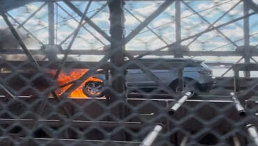 ന്യൂയോര്‍ക്കിലെ ബ്രൂക്ലിന്‍ പാലത്തില്‍ കാറിന് തീപിടിച്ചു ; ഗതാഗതക്കുരുക്കില്‍ വലഞ്ഞ് യാത്രക്കാര്‍- Video