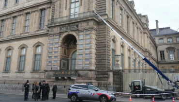 ലൂവ്രെ കവര്‍ച്ചയില്‍ ആദ്യം നിശബ്ദം, പിന്നെ സ്റ്റാറായത് ആ ‘ലിഫ്റ്റ്’; അവസരം മുതലെടുത്ത കമ്പനിയും പരസ്യ വാചകവും വൈറല്‍