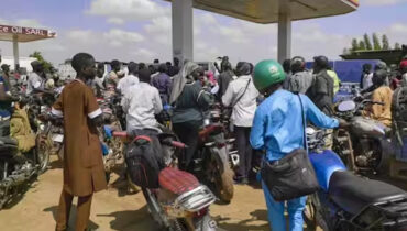 യാത്രാ വിമാനങ്ങള് ലഭിച്ചില്ലെങ്കില് വാണിജ്യ വിമാനങ്ങള് വഴി രാജ്യം വിടൂ, മാലി സുരക്ഷിതമല്ലെന്ന് പൗരന്മാരോട് യുഎസ്