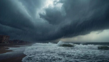‘മൊന് ത’ ചുഴലിക്കാറ്റ് ഇന്ന് കരതൊടും; 72 ട്രെയിന് സര്വീസുകള് റദ്ദാക്കി, വിമാനങ്ങളെയും ബാധിച്ചു, സ്കൂളുകൾക്ക് അവധി, കേരളത്തിലും മഴ തുടരും