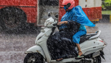 ‘മൊന്‍ ന്ത’ ചുഴലിക്കാറ്റ്: ഇന്ന് ശക്തമായ മഴയ്ക്ക് സാധ്യത; മൂന്ന് ജില്ലകളില്‍ ഓറഞ്ച് അലര്‍ട്ട്; ജാഗ്രത പാലിക്കാന്‍ നിര്‍ദ്ദേശം