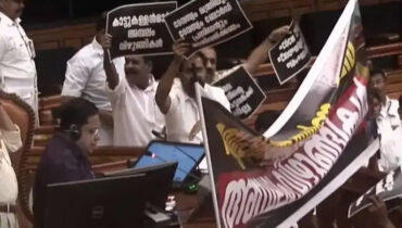 സ്വർണപ്പാളി വിവാദത്തില്‍ സഭയില്‍ പ്രതിപക്ഷ പ്രതിഷേധം: വാച്ച് ആൻ്റ് വാർഡും പ്രതിപക്ഷ അംഗങ്ങളും തമ്മിൽ ഉന്തും തള്ളും