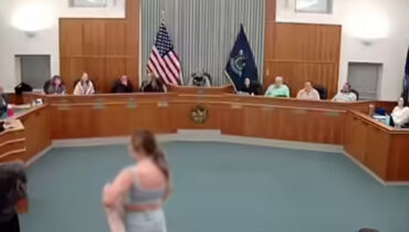 യുഎസില്‍ സ്‌കൂളിന്റെ ട്രാന്‍സ്‌ജെന്‍ഡര്‍ അനുകൂല കായിക നയത്തിനെതിരെ വസ്ത്രമഴിച്ച് പ്രതിഷേധം