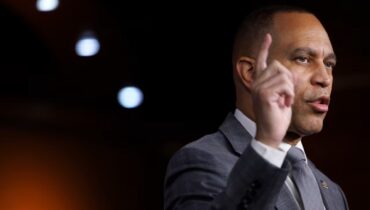 ട്രംപ് ഭരണകൂടം വിശപ്പിനെ ആയുധമാക്കുന്നു, സ്റ്റേ നേടാൻ സുപ്രീം കോടതിയിൽ പോയതിന് പിന്നാലെ കടുത്ത വിമര്‍ശനവുമായി ഹക്കീം ജെഫ്രീസ്