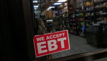 ഒരിഞ്ച് പോലും വിട്ടുവീഴ്ചയ്ക്കില്ലെന്ന് ട്രംപ് ഭരണകൂടം; ഭക്ഷ്യ സ്റ്റാമ്പ് ആനുകൂല്യം മുഴുവൻ തുകയും തടഞ്ഞുവയ്ക്കണമെന്ന് നിലപാട്