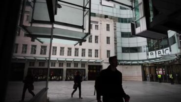 ട്രംപിൻ്റെ ഭീഷണിയെ വിലകുറച്ച് കാണാനില്ല! ഒരു ബില്യൺ ഡോളറിൻ്റെ കേസ് എന്ന വാൾ തലയ്ക്ക് മുകളിൽ, അപ്രതീക്ഷിത ബോർഡ് അടിയന്തര യോഗം ചേർന്നു ബിബിസി