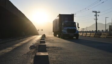 ട്രംപ് ഭരണകൂടത്തിന്‍റെ വിമർശനത്തിന് പിന്നാലെ കടുപ്പിച്ച് കാലിഫോർണിയ; 17,000 വാണിജ്യ ഡ്രൈവിംഗ് ലൈസൻസുകൾ റദ്ദാക്കി