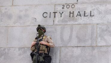 കാലിഫോർണിയൻ നിയമത്തെ ചോദ്യം ചെയ്ത് ട്രംപ് ഭരണകൂടം കോടതിയിൽ; ഇമിഗ്രേഷൻ ഉദ്യോഗസ്ഥർ മാസ്ക് ധരിക്കുന്നത് നിരോധിച്ചതിനെതിരെ കേസ്