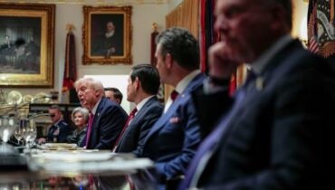 അഴിച്ചുപണി നടത്താൻ ട്രംപ് ഒരുങ്ങുന്നു! മന്ത്രിസഭയിൽ ഉടൻ മാറ്റങ്ങൾക്ക് സാധ്യത; ഒരു വർഷം പൂർത്തിയാകുമ്പോൾ ചില സെക്രട്ടറിമാർ മാറിയേക്കും