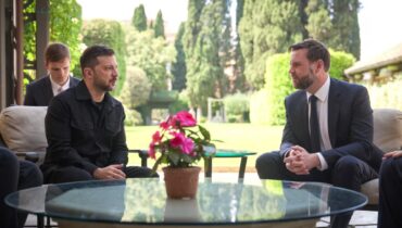 വാൻസും സെലൻസ്‌കിയും തമ്മിൽ നിർണായക ചർച്ച; ‘സമാധാന പദ്ധതി’യുമായി മുന്നോട്ട്; ട്രംപിൻ്റെ സമയപരിധിയിൽ യുക്രൈന് കടുത്ത സമ്മർദ്ദം