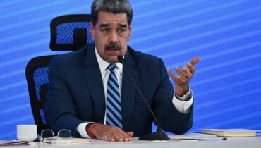 ട്രംപ് മഡുറോയുമായി സംസാരിക്കും; ‘ചില കാര്യങ്ങൾ പറയാനുണ്ട്’; മഡുറോയെ സ്ഥാനമൊഴിയാൻ പ്രേരിപ്പിക്കാൻ സമ്മർദ്ദം കൂട്ടുക ലക്ഷ്യം