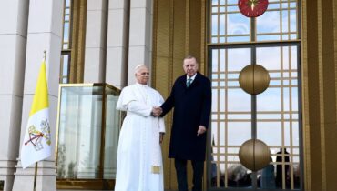 ആദ്യ വിദേശ സന്ദർശനത്തിനായി പോപ്പ് ലിയോ തുർക്കിയിൽ; സ്വീകരിച്ച് എർദോഗൻ; ഐക്യത്തിലും സമാധാനത്തിലും ശ്രദ്ധ കേന്ദ്രീകരിക്കുമെന്ന് മാർപ്പാപ്പ