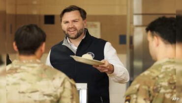 തുർക്കി ഇറച്ചി കോഴിയുടെ അത്ര രുചികരമല്ല, തമാശ പറഞ്ഞ് സൈനികരെ ചിരിപ്പിച്ച് യുഎസ് വൈസ് പ്രസിഡന്റ് ജെ ഡി വാൻസ്