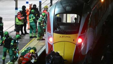 യുകെ ട്രെയിൻ ആക്രമണത്തിൽ നിരവധി പേർക്ക് കുത്തേറ്റു; രണ്ട് പേർ അറസ്റ്റിൽ