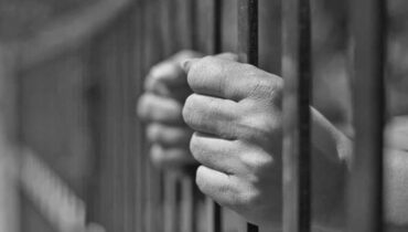 മദ്യം നൽകി പെൺകുട്ടിയെ പീഡിപ്പിച്ച കേസിൽ അമ്മയ്ക്കും രണ്ടാനച്ഛനും 180 വർഷം കഠിന തടവ്; ശിക്ഷയിൽ യാതൊരു  ഇളവുകളും നൽകേണ്ടതില്ലെന്ന് ജഡ്ജി