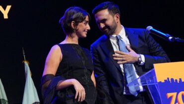 മംദാനിയുടെ വരവിൽ ന്യൂയോർക്കിന്റെ പുതിയ ഫസ്റ്റ് ലേഡിയും ശ്രദ്ധാകേന്ദ്രം! വസ്ത്രത്തിലൂടെ പലസ്തീൻ ഐക്യദാർഢ്യം പ്രകടിപ്പിച്ച് റാമ ധുവാജി