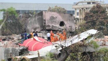 അഹമ്മദാബാദ് വിമാനാപകടം; ഇന്ത്യയിലെ ആരും അത് പൈലറ്റിന്റെ തെറ്റാണെന്ന് വിശ്വസിക്കുന്നില്ലെന്ന്  സുപ്രീംകോടതി