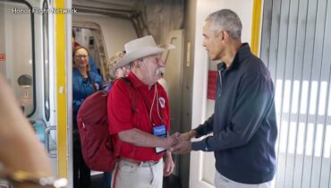 വെറ്ററൻസ് ഡേയ്‌ക്ക് മുന്നോടിയായി മുൻ പ്രസിഡന്റ് ഒബാമയുടെ അപ്രതീക്ഷിത സമ്മാനം; യുദ്ധവീരന്മാരെ വിമാനത്തിലെത്തി അഭിവാദ്യം ചെയ്തു