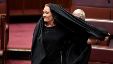 ബുർഖ നിരോധിക്കണമെന്നാവശ്യപ്പെട്ട് ഓസ്ട്രേലിയൻ പാർലമെന്റിൽ ബുർഖ ധരിച്ചെത്തി സെനറ്റർ പോളിൻ ഹാൻസൺ