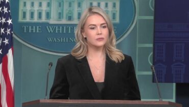 ട്രംപിൻ്റെ കുടിയേറ്റ റെയിഡുകളെ ന്യായീകരിച്ച പ്രസ് സെക്രട്ടറി കരോലിനയുടെ ബന്ധു അതേ കേസിൽ അറസ്റ്റിൽ