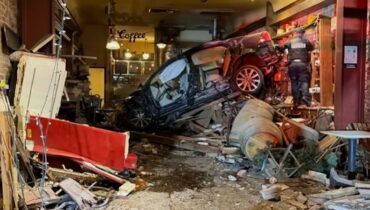 താങ്ക്സ്‌ഗിവിങ് രാത്രി കോഫി ഷോപ്പിലേക്ക് കാർ ഇടിച്ചുകയറ്റി; 90-കാരനെ ഗുരുതരാവസ്ഥയിൽ ആശുപത്രിയിലാക്കി