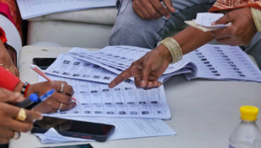 ഉദ്യോഗസ്ഥ ക്ഷാമത്തിന് കാരണമാകുന്നു; എസ്ഐആർ നിര്ത്തിവയ്ക്കണമെന്ന് സംസ്ഥാന സര്ക്കാര് ഹൈക്കോടതിയില്