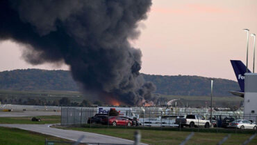 പറന്നുയര്‍ന്നതിനു തൊട്ടുപിന്നാലെ അതിദാരുണ ദുരന്തം; യുഎസിലെ ലൂയിവിൽ വിമാനത്താവളത്തില്‍ കാര്‍ഗോ വിമാനം അഗ്നിക്കിരയായി; 3 മരണം