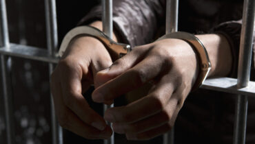 ഗർഭസ്ഥ ശിശുവിൻ്റെ ലിംഗ നിർണയം നടത്തിയിരുന്നത് കാലിത്തൊഴുത്തിൽ; മഹാരാഷ്ട്രയിൽ രണ്ട് പേർ അറസ്റ്റിൽ; ഉപകരണങ്ങളും ഗർഭഛിദ്ര ഗുളികകളും പിടിച്ചെടുത്തു